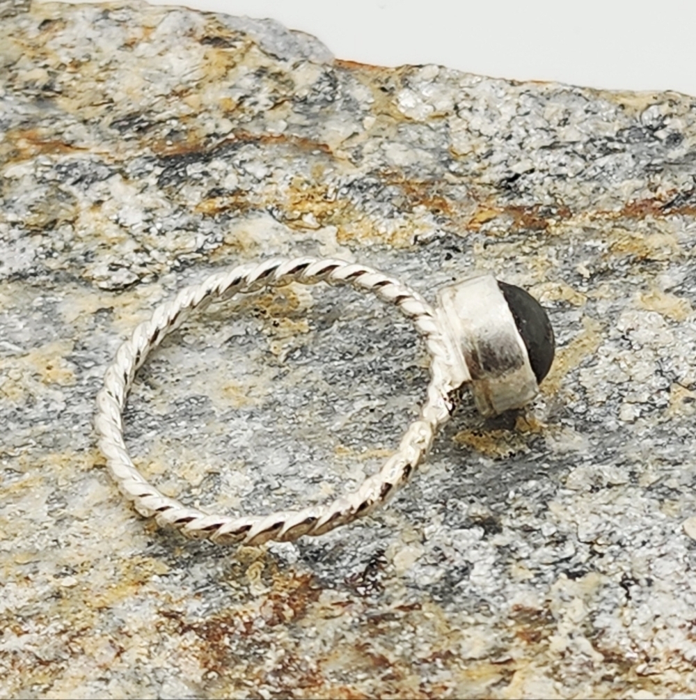 LABRADORITE HANDMADE RING WITH A TWISTED RING BAND UNISEX SIZE 7 - Picture 9 of 9
